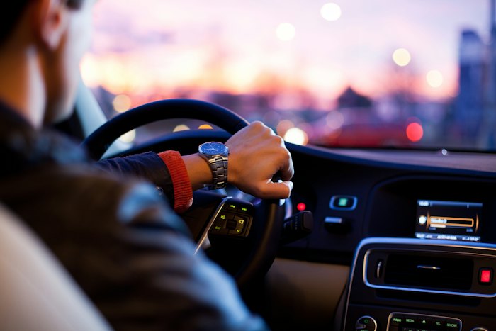 Motorista ao volante de um carro