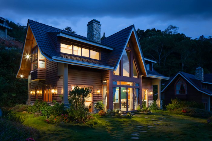 Casa iluminada ao entardecer